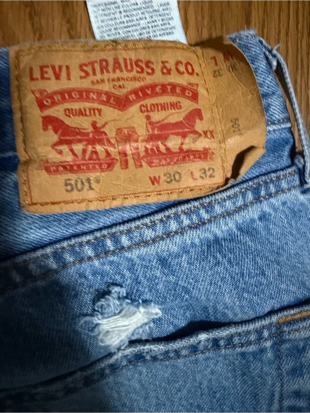 Levi's 501 button-fly ripped Y2K light wash denim jeans size 30x32